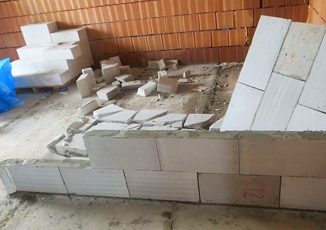 В Чехии дети поиграли на стройке - замуровали окно и дверь