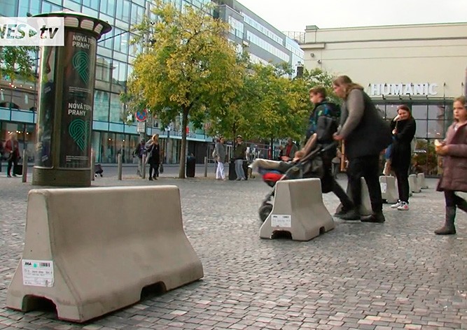 У входа в пражский ТЦ установили бетонные заграждения