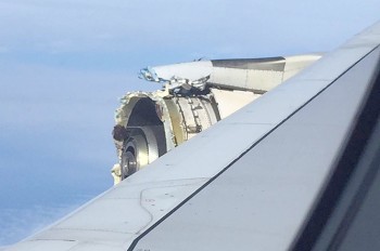 У пассажирского А380 в полете развалился двигатель: видео