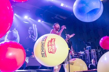 Безбашенное выступление «Ленинграда» в Праге: фотоотчет