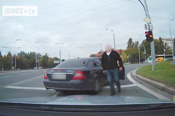 Беспредел чешских полицейских попал на видео