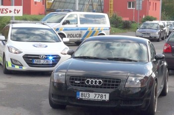 В Праге не желавшая платить штраф девушка наехала на полицейского