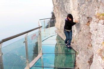 Знаменитый стеклянный мост в Китае «треснул» под ногами туристов: видео