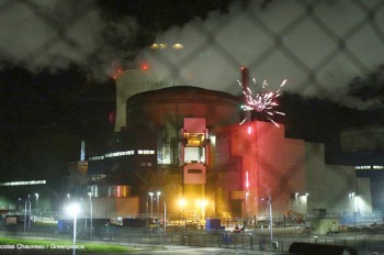 Охрана на уровне: экологи ворвались на АЭС и устроили там фейерверк