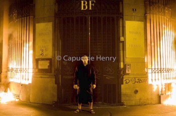 Петр Павленский поджег Банк Франции в Париже