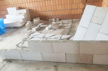 В Чехии дети поиграли на стройке - замуровали окно и дверь