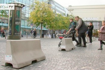 У входа в пражский ТЦ установили бетонные заграждения