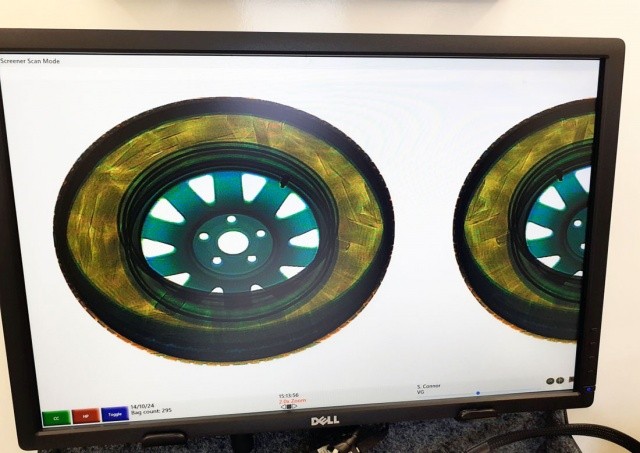 В Чехии задержали контрабандиста, спрятавшего сигареты в покрышках: видео