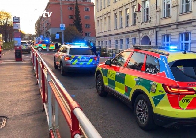 В Праге пьяный приставал к пассажирам трамвая. Полицейскому пришлось стрелять