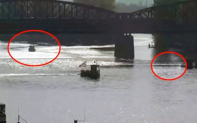 В центре Праги полицейские спасли из реки женщину: видео