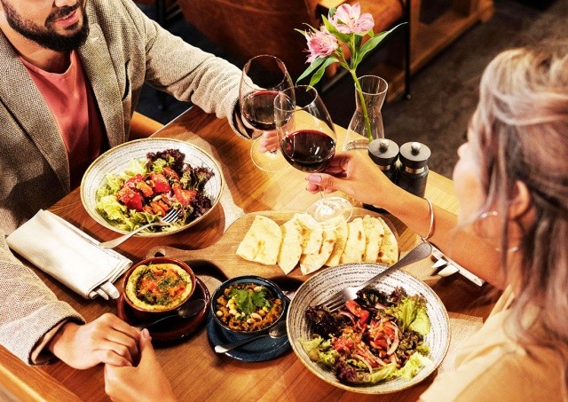 Житель Чехии пригласил девушку в дорогой ресторан, а когда принесли счет вызвал скорую