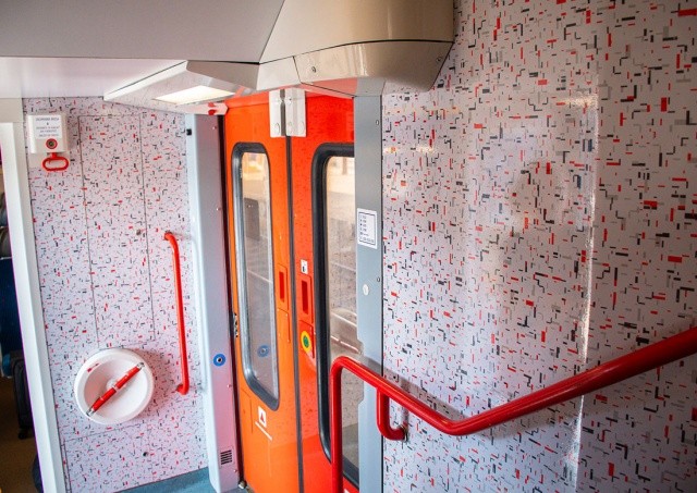 В Праге электрички обклеили пленкой «вырви глаз»