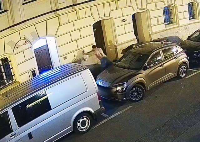 В Праге вандал повредил припаркованные полицейские авто: видео