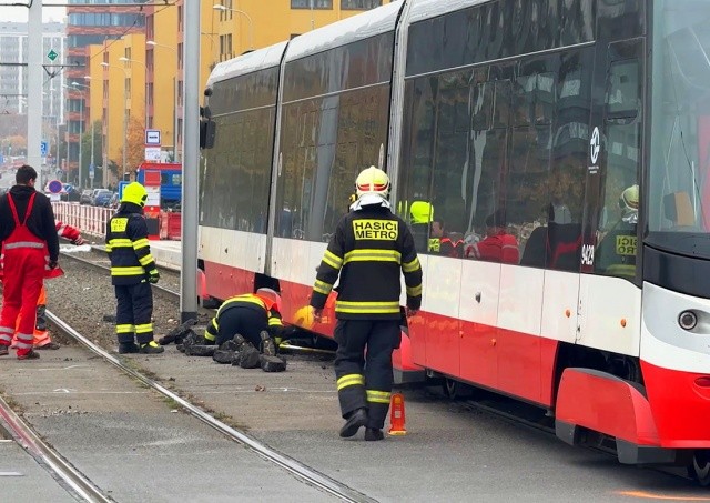 В Праге трамвай попал в ДТП из-за неаккуратности рабочих