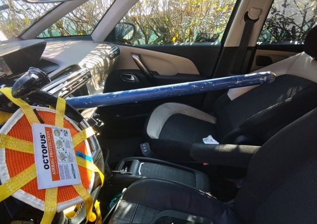 В Чехии водителю и пассажиру несказанно повезло при ДТП