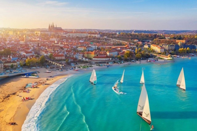 Если бы в Чехии было море: 20 мечтательных картинок от нейросетей