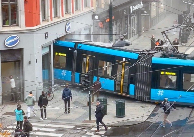 В Осло трамвай въехал в магазин 