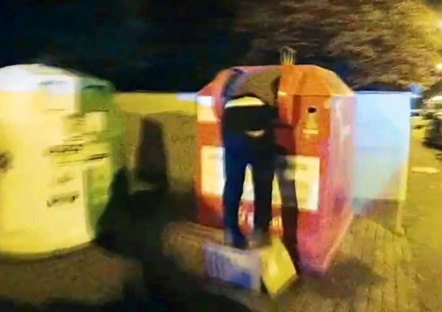 Житель Праги едва не погиб, пытаясь достать упавший смартфон: видео