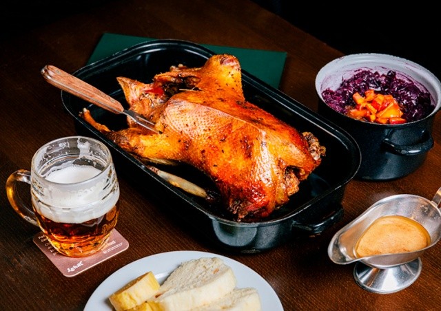 Запеченный гусь и молодое вино: где отметить День святого Мартина в Праге