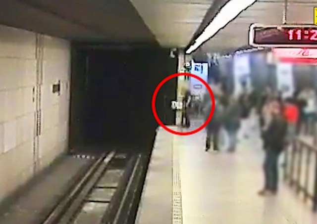 В метро Праги очевидец спас самоубийцу: видео