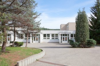 В Праге школьник ударил одноклассника ножницами в затылок