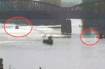 В центре Праги полицейские спасли из реки женщину: видео