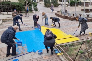 В Праге суд наказал активистов за флаг Украины под окнами россиян