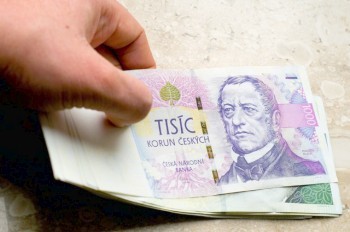 Житель Чехии присвоил найденные на улице деньги, но радовался недолго