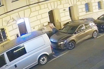 В Праге вандал повредил припаркованные полицейские авто: видео