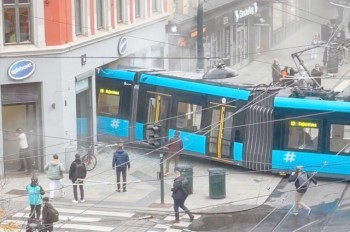 В Осло трамвай въехал в магазин 