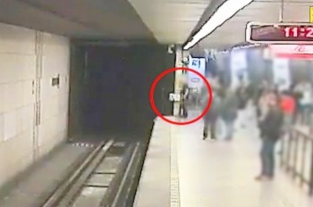 В метро Праги очевидец спас самоубийцу: видео