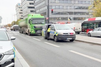 В Праге грузовик насмерть сбил женщину