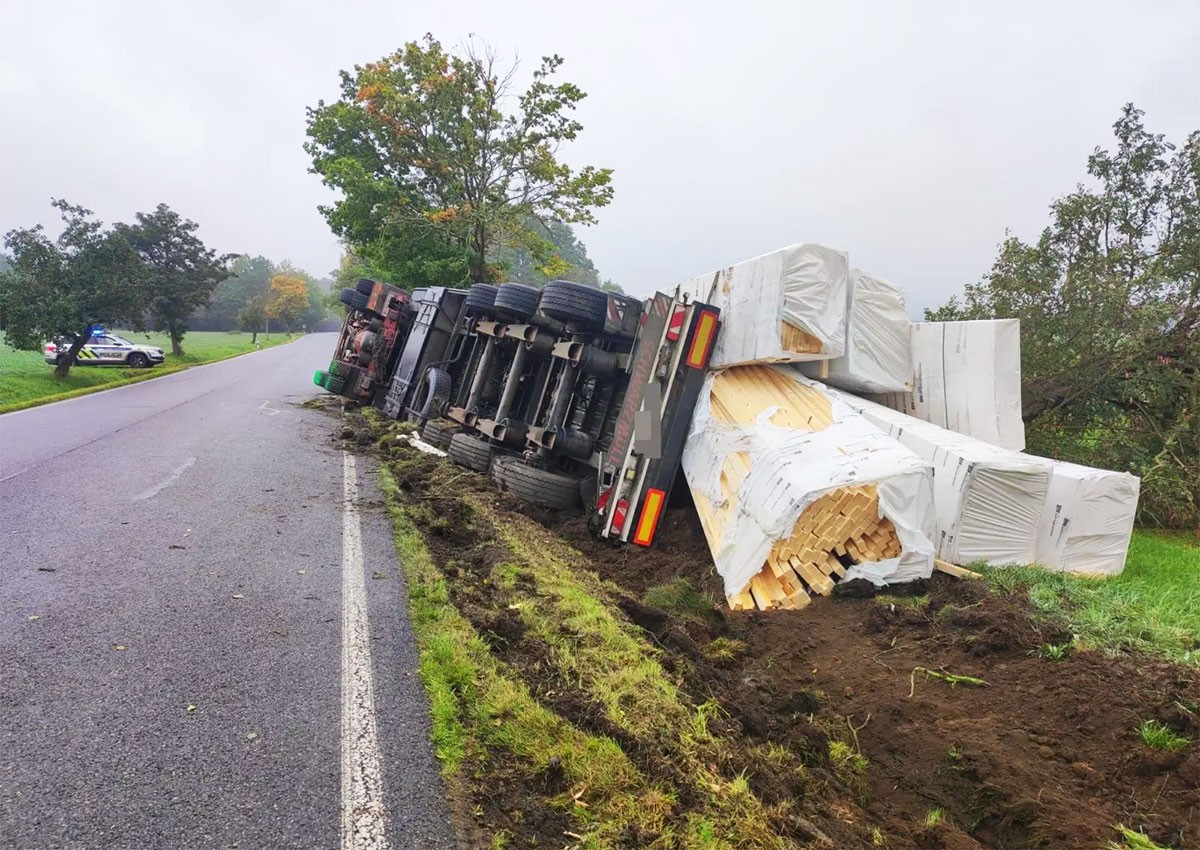 В Чехии сильно пьяный водитель опрокинул фуру