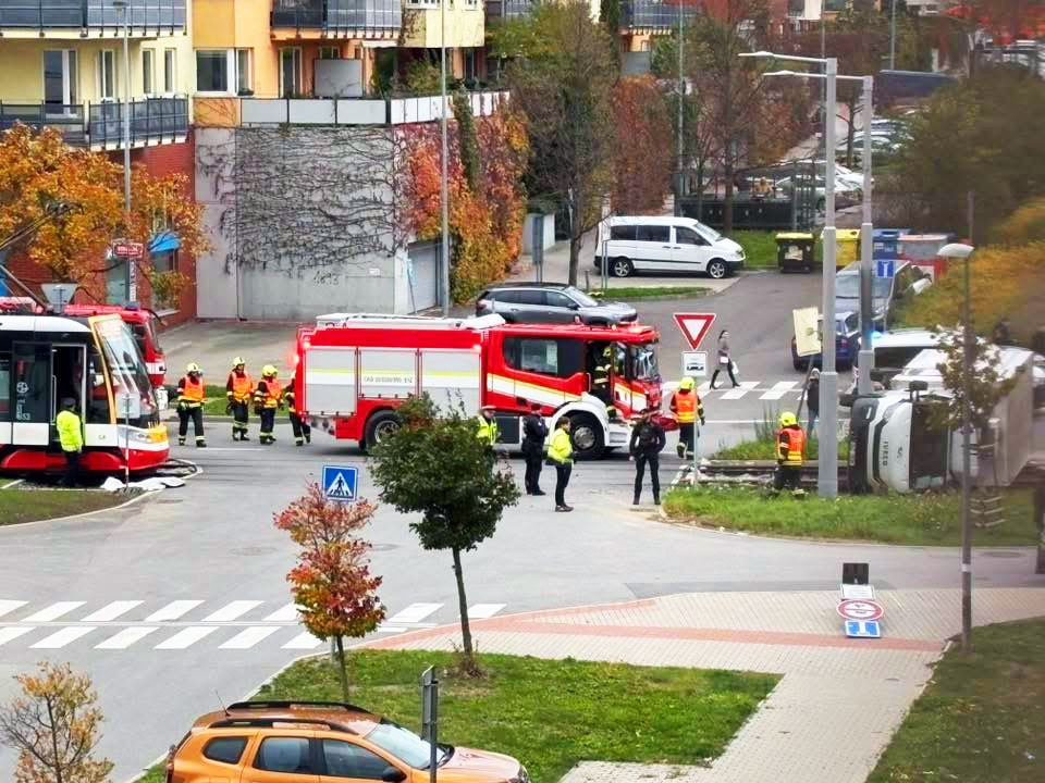 В Праге фургон перевернулся после столкновения с трамваем