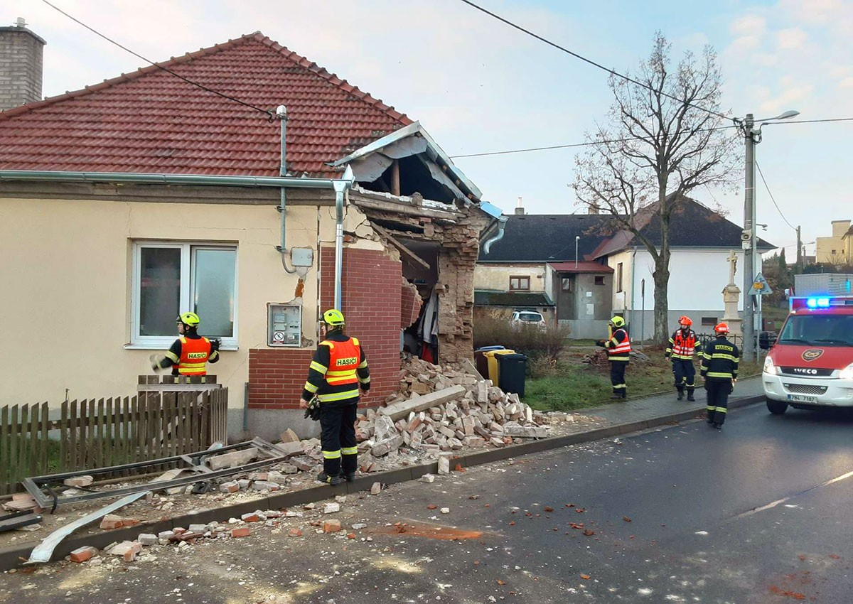 В Чехии покатившийся автобус снес стену частного дома