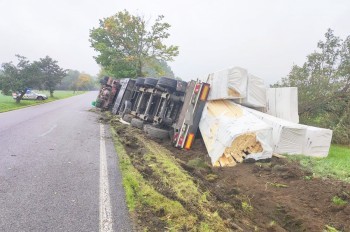 В Чехии сильно пьяный водитель опрокинул фуру