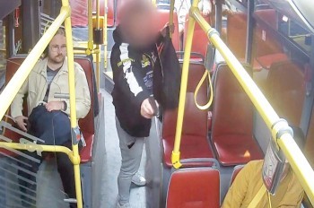 В Праге мужчина угрожал пистолетом пассажирам в автобусе