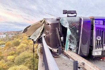 В Праге перевернулась фура