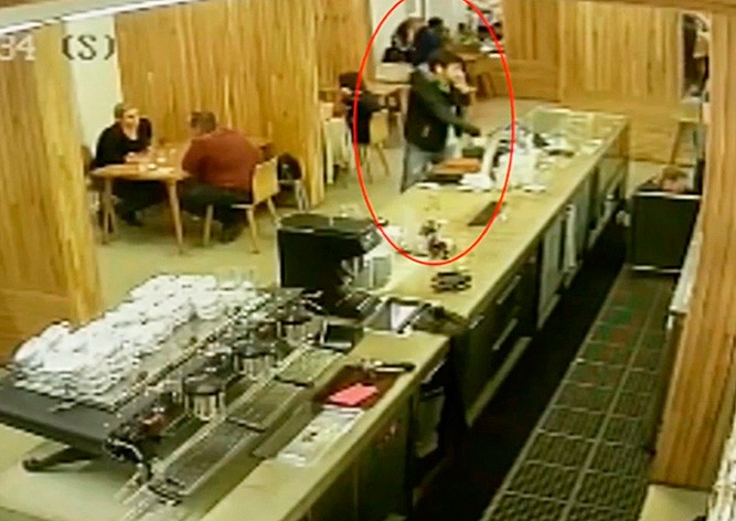 Неизвестный обокрал официанток в пражском кафе: видео