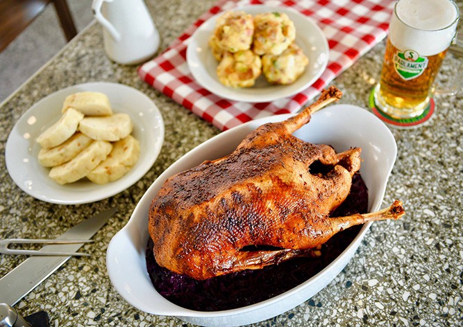 Запеченный гусь и молодое вино: где отметить День святого Мартина в Праге
