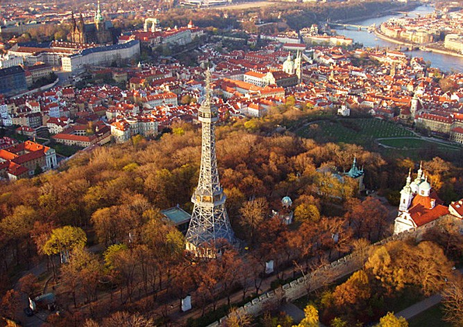 В Праге неизвестный экстремал забрался на Петршинскую башню: видео