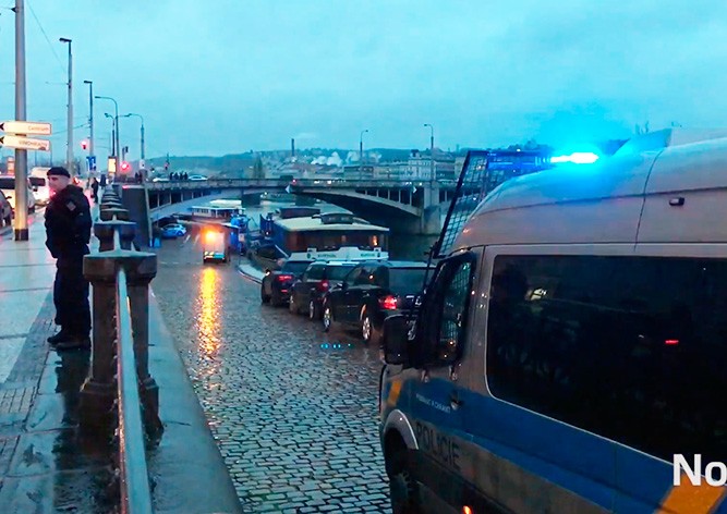 В реке в центре Праги обнаружили артиллерийский снаряд