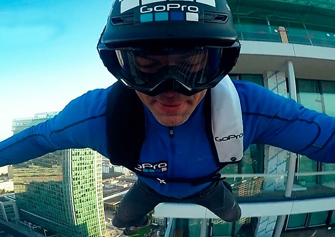 В Праге экстремалы притворились строителями и спрыгнули с высотки: видео