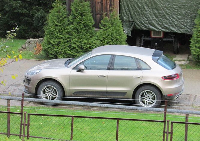 Разгневанные прихожане вынудили польского священника продать свой Porsche