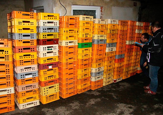 Странная кража в Чехии: работники за полгода вынесли из цеха 700 ящиков