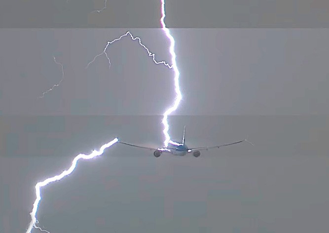 Молния ударила в самолет при взлете из Амстердама: видео