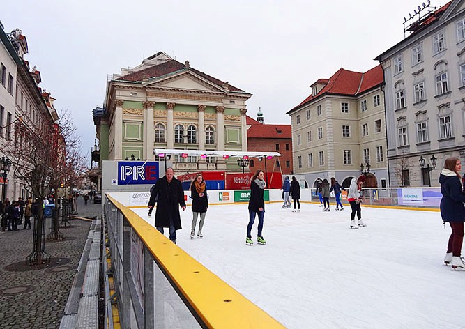 В центре Праги вновь откроют бесплатный каток