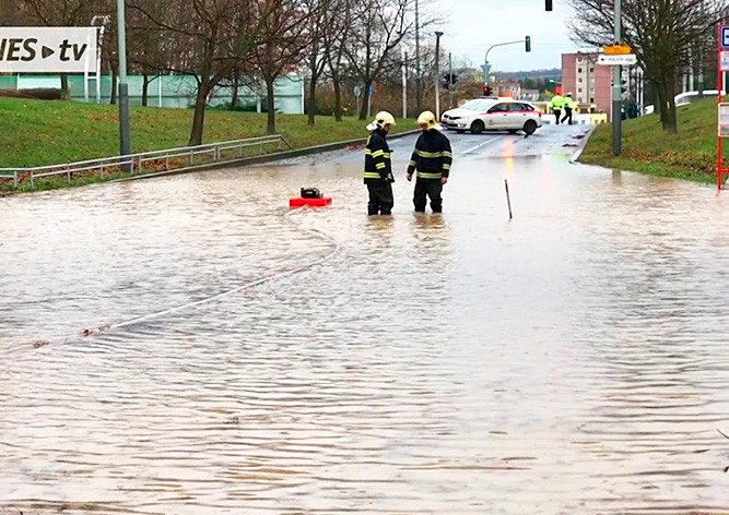 Тысячи пражан остались без воды из-за аварии: видео
