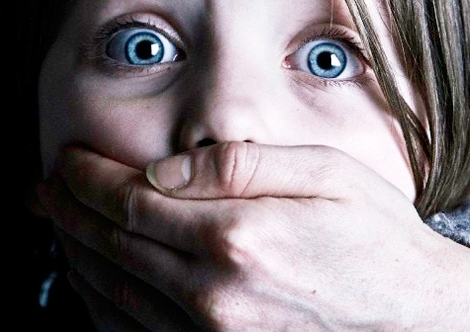 Девушка дважды пыталась похитить чужих детей в пражском ТЦ: видео