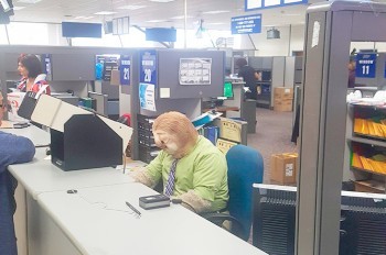 В США чиновник пришел на работу в костюме ленивца